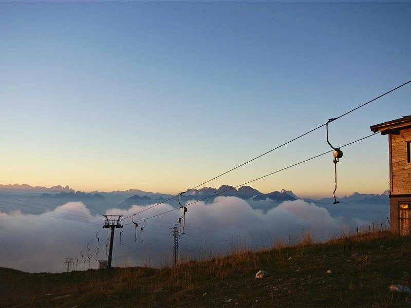 Organizer biurkowy bambusowy z ładowarką USB