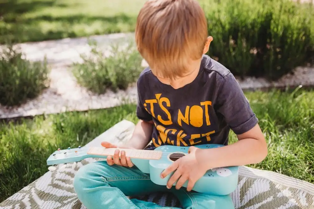 Kindergitarre aus Holz, Gitarre für Kinder ab 3 Jahre, 53x17x6 cm, 6-saitige Spielzeuggitarre, Nylonsaiten - mit Waldtieren und Noten verziert - bemaltes Holz - Musikinstrumente für Kinder — 19