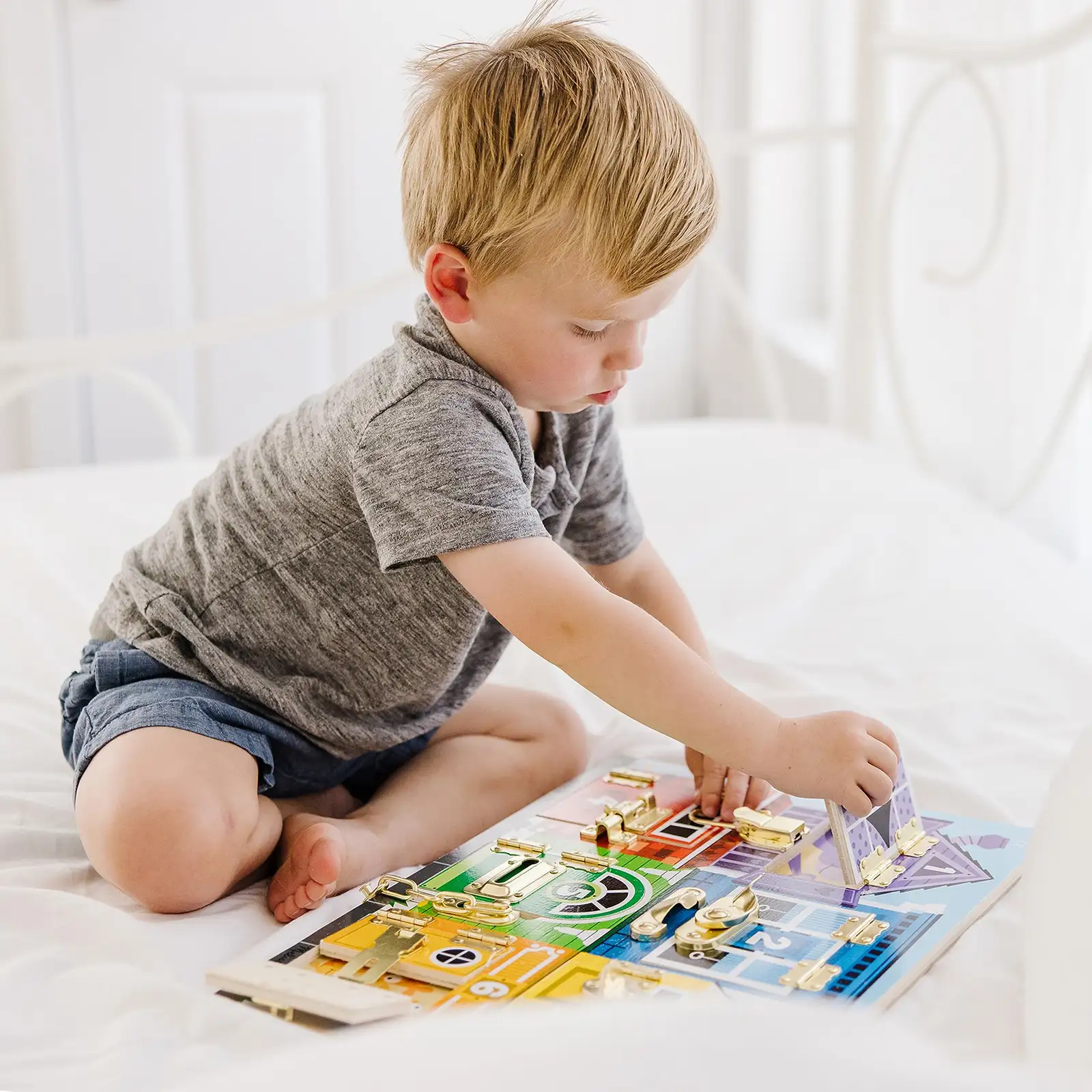 Melissa & Doug Holz Lernspielzeug Motorikbrett zum Verriegeln | Montessori Brett für Kleinkinder ab 3 Jahre | Motorik Spielzeug für die Vorschule | Activity Board Kinder | Brett Spiel mit Verschlüssen — 22