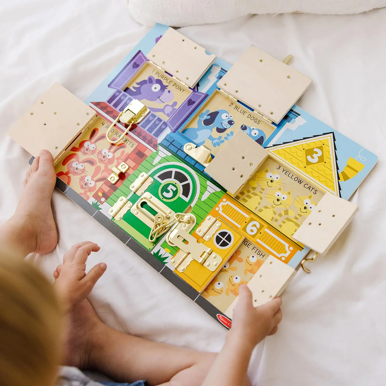 Melissa & Doug Holz Lernspielzeug Motorikbrett zum Verriegeln | Montessori Brett für Kleinkinder ab 3 Jahre | Motorik Spielzeug für die Vorschule | Activity Board Kinder | Brett Spiel mit Verschlüssen — 4
