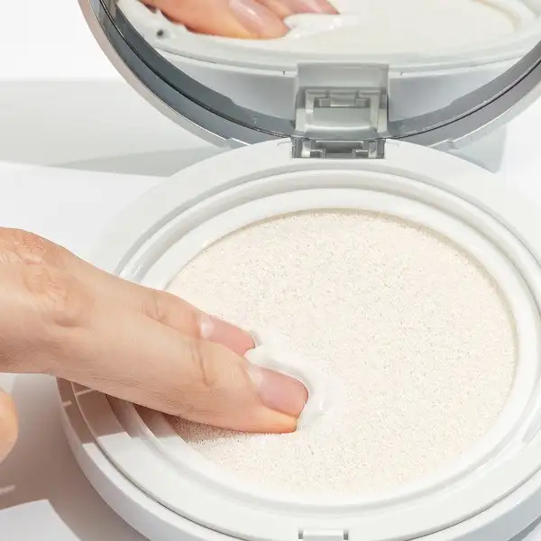 Mary&May Vegan Niacinamide Panthenol Sun Cushion SPF50+ PA++++ 25 g - Krem ochronny w formie cushion — 4